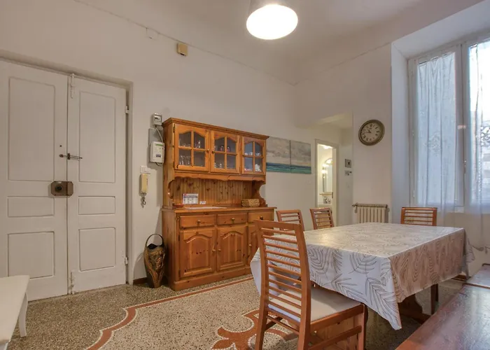 2 Bedroom Gorgeous In דירה *
